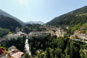 Panoramablick auf Bad Gastein mit Wasserfall und historischen Gebäuden – Urlaub mit Hund im Gasteinertal