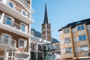 Zentrum von Bad Hofgastein mit Kirche und umliegenden Geschäften – Urlaub mit Hund in Gastein