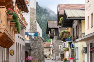 Traditionelles Ortszentrum von Dorfgastein mit Kirche und Alpenkulisse