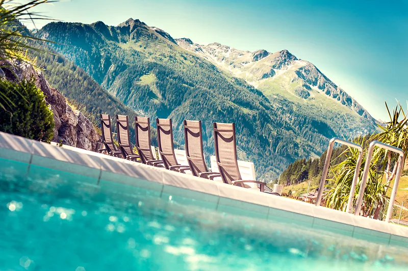 Thermenurlaub in Bad Gastein mit Blick auf die Alpen – Wellness und Erholung im Gasteinertal